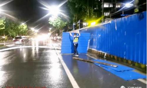 下雨城管会贴罚单吗_城管大风暴雨天气