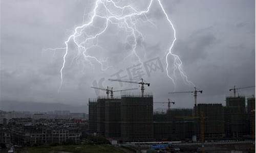 形容雷雨天气的美好段落_形容雷雨天气景物